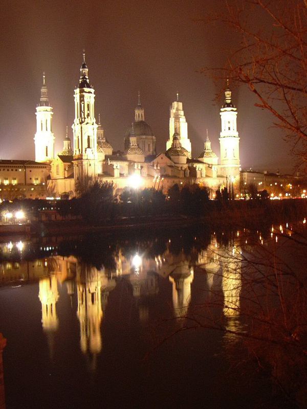 El Pilar de noche